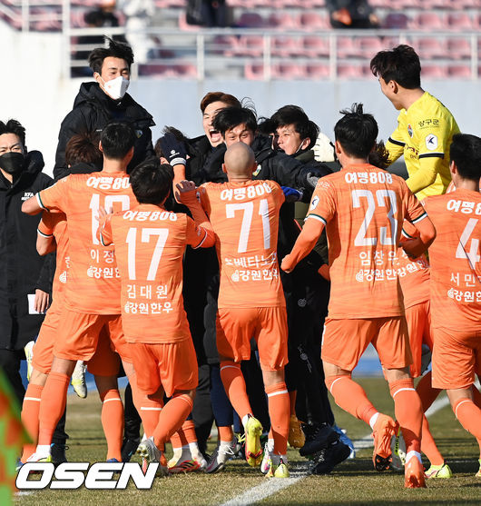 전반 강원 한국영이 슛을 성공시킨 후 동료들과 기쁨을 나누고 있다. 2021.12.12 /rumi@osen.co.kr