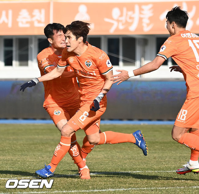 전반 강원 한국영이 슛을 성공시킨 후 기뻐하고 있다. 2021.12.12 /rumi@osen.co.kr