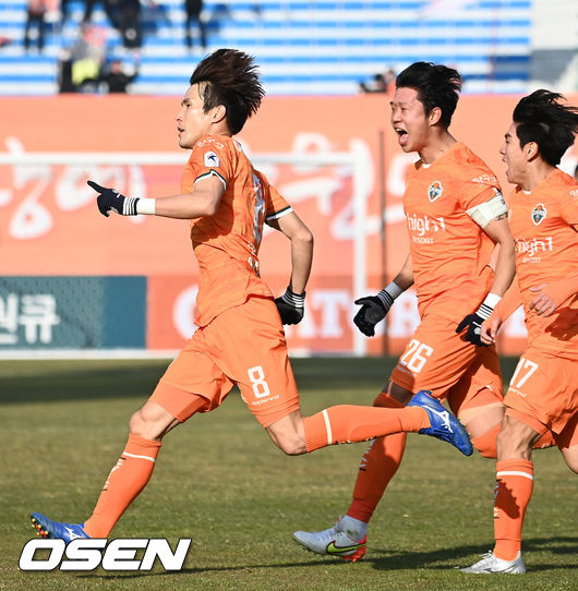 전반 강원 한국영이 슛을 성공시킨 후 기뻐하고 있다. 2021.12.12 /rumi@osen.co.kr