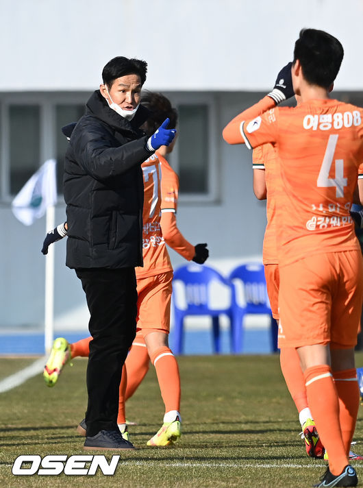 전반 강원 한국영이 슛을 성공시킨 후 최용수 감독이 지시를 내리고 있다. 2021.12.12 /rumi@osen.co.kr