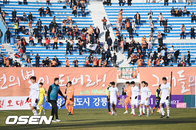 전반을 마치고 강원 축구 팬들이 열띤 응원을 펼치고 있다. 2021.12.12 /rumi@osen.co.kr