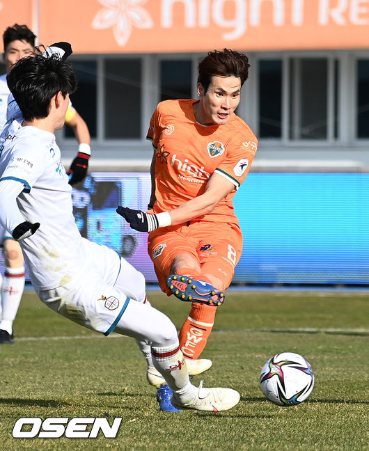 전반 강원 한국영이 슛을 성공시키고 있다. 2021.12.12 /rumi@osen.co.kr