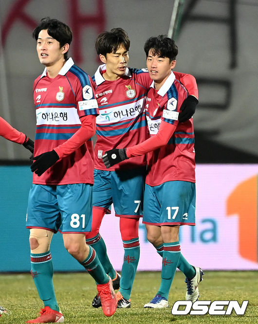 8일 오후 대전 한밭 종합운동장에서 '하나원큐 K리그 2021' 대전하나시티즌과 강원FC의 승강 플레이오프 1차전이 열렸다.후반 대전 이현식(17번)이 선제골을 넣은 뒤 마사와 기뻐하고 있다. 2021.12.08 /cej@osen.co.kr