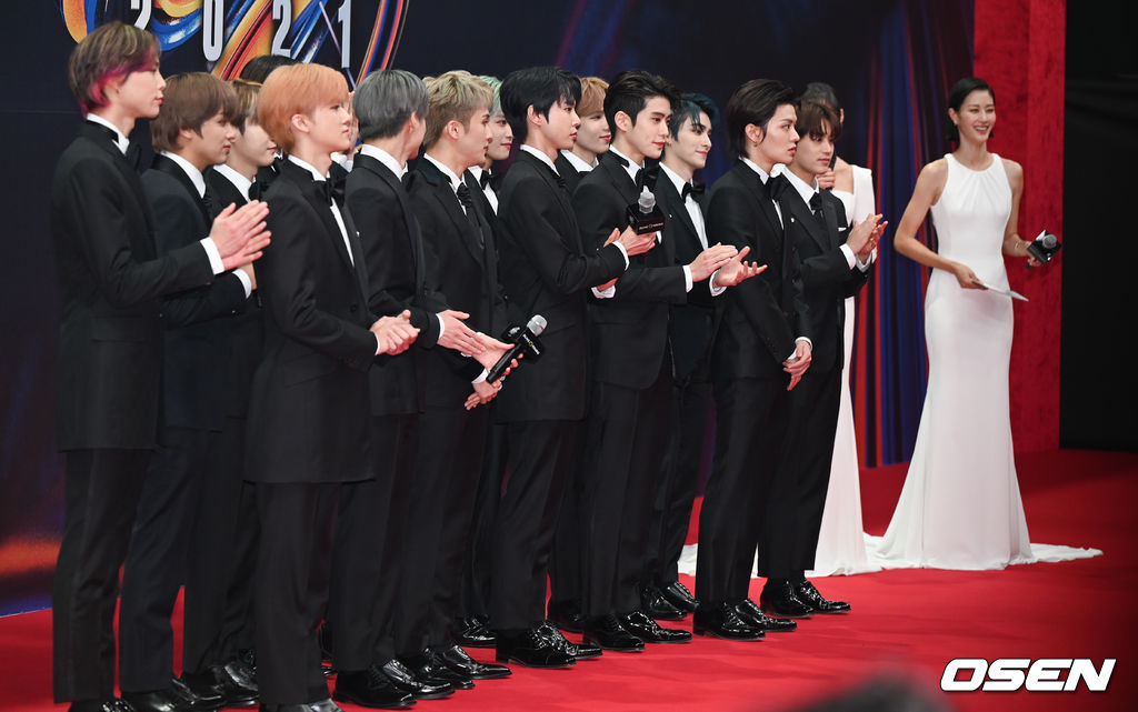 비록 정우-태용이 불참했지만 21명의 NCT 멤버들.. 팬들 눈호강 제대로 했던 2021 MAMA 레드카펫