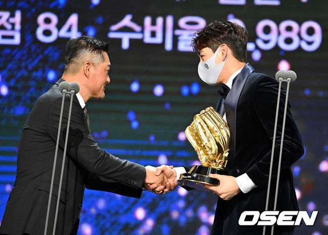 골든글러브 외야수 부문에 키움 이정후가 수상하며 아버지 LG 이종범 코치의 축하를 받고 있다. 2021.12.10 /jpnews@osen.co.kr