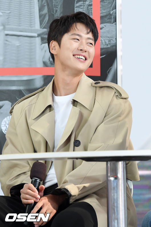 배우 공명이 무대 위에서 미소짓고 있다. /rumi@osen.co.kr
