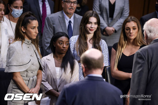 [사진] 미국 상원에서 나사르 스캔들과 관련된 증언을 하기 위해 지난 9월 16일(한국시간) 워싱턴DC의 캐피털 힐에 모인 시몬 베일리(왼쪽에서 두 번째) 등 미국 체조 대표팀 선수들.ⓒGettyimages(무단전재 및 재배포 금지)