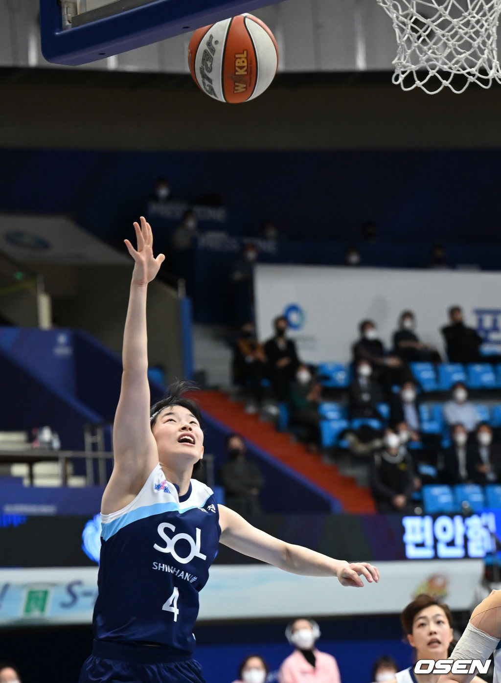 3쿼터, 신한은행 강계리가 레이업슛을 하고 있다. 2021.12.13 / ksl0919@osen.co.kr