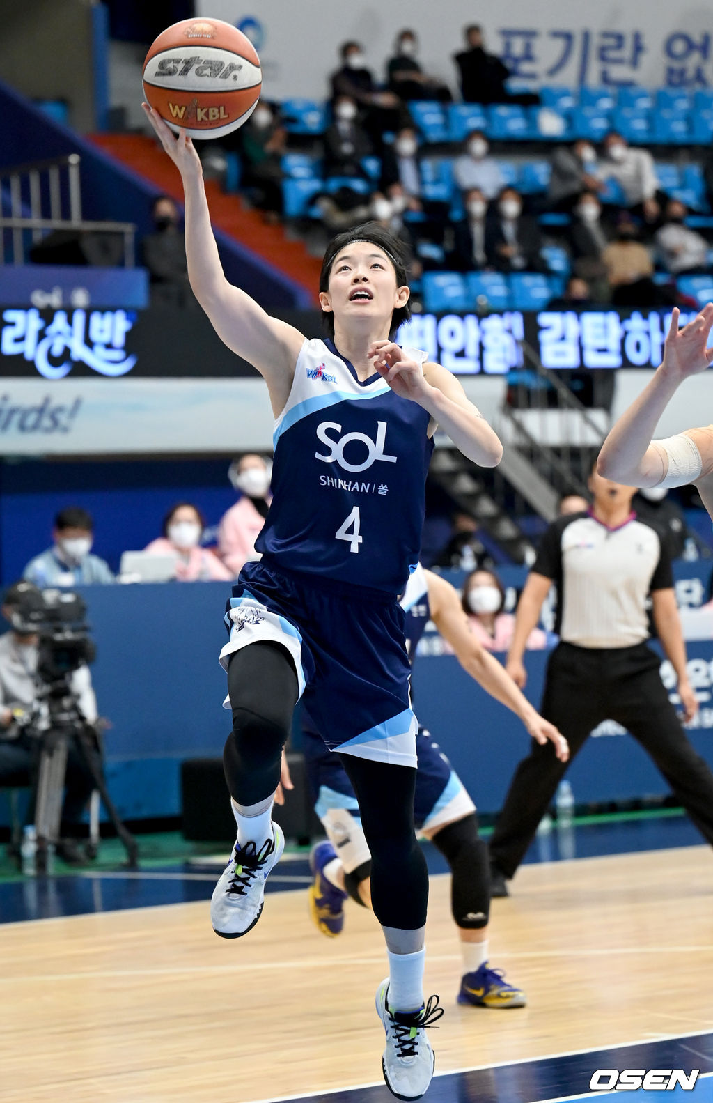 3쿼터, 신한은행 강계리가 레이업슛을 하고 있다. 2021.12.13 / ksl0919@osen.co.kr