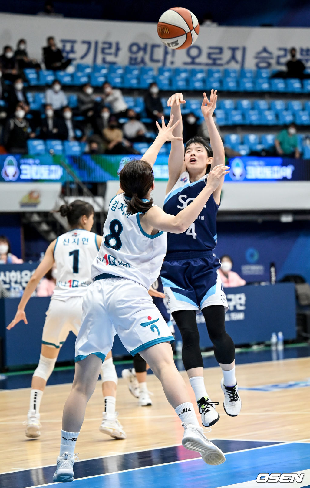 4쿼터, 신한은행 강계리가 점프슛을 하고 있다. 2021.12.13 / ksl0919@osen.co.kr