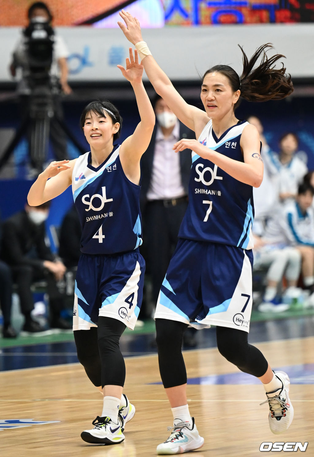 3쿼터, 신한은행 강계리가 득점에 성공한 뒤 한채진과 기쁨을 나누고 있다. 2021.12.13 / ksl0919@osen.co.kr