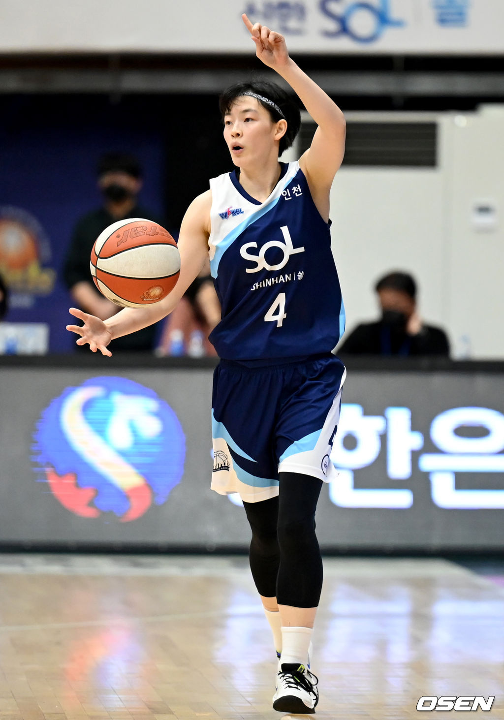 3쿼터, 신한은행 강계리가 동료 선수들과 사인을 주고받고 있다. 2021.12.13 / ksl0919@osen.co.kr