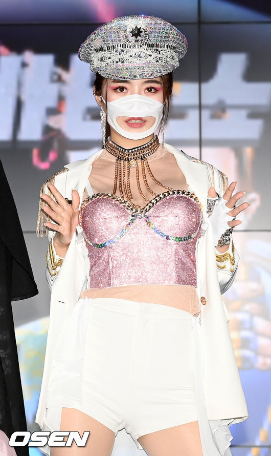 가수 설하윤이 무대 위에서 포토타임을 갖고 있다. 21.12.14 /rumi@osen.co.kr