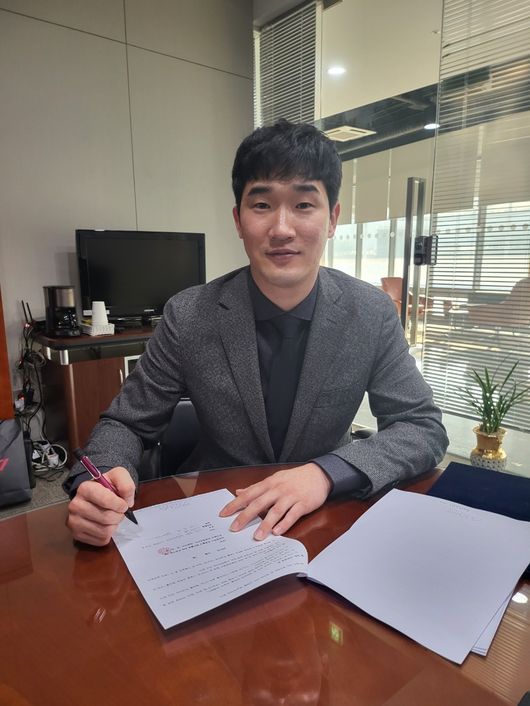 SSG는 14일 박종훈, 문승원과 리그 최초로 비 FA 다년 계약을 체결했다. / SSG 제공