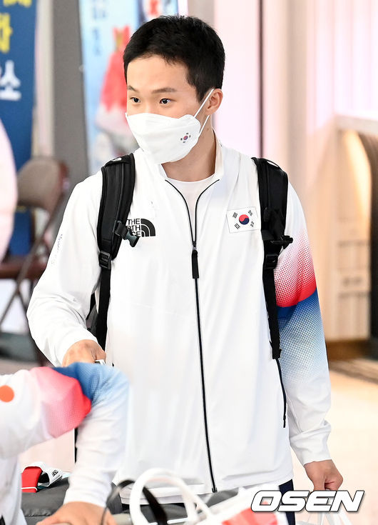 3일 오후 인천공항 제2터미널을 통해 2020 도쿄올림픽을 마친 국가대표 선수들이 귀국했다.도쿄올림픽 체조대표팀 신재환이 입국장을 나서고 있다. 2021.08.03 /ksl0919@osen.co.kr