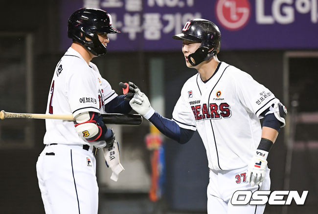 4회말 두산 선두타자 박건우가 솔로홈런을 날리고 다음타자 김재환과 하이파이브를 하고 있다.  /2021.04.06 soul1014@osen.co.kr