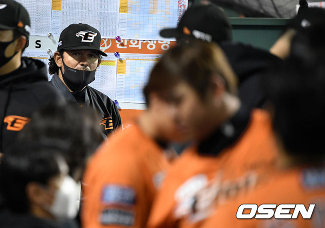 9회 한화 수베로 감독이 경기를 지켜보고 있다. 2021.05.28