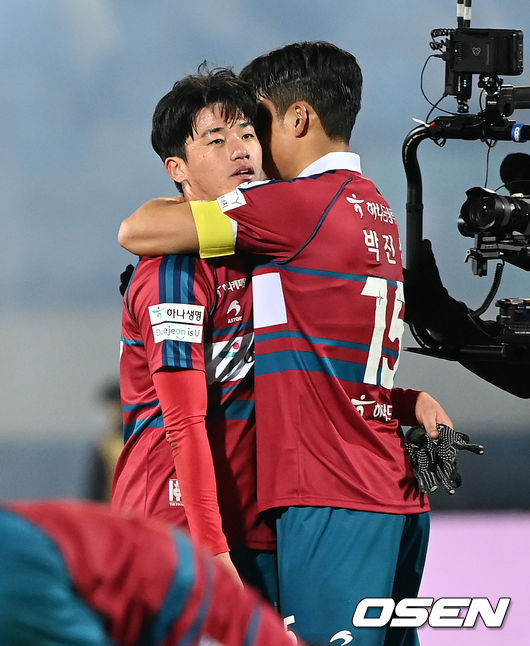 ‘인생’걸고 승격에 도전하는 대전하나시티즌이 1차전 승리를 통해 강력한 의지를 드러냈다.대전하나시티즌은 8일 대전 한밭종합운동장에서 열린 하나원큐 K리그 승강 플레이오프 1차전서 강원 FC에 1-0으로 승리했다. 경기 종료 후 승리를 거둔 대전 이현식이 박진섭과 기뻐하고 있다. 2021.12.08 /cej@osen.co.kr