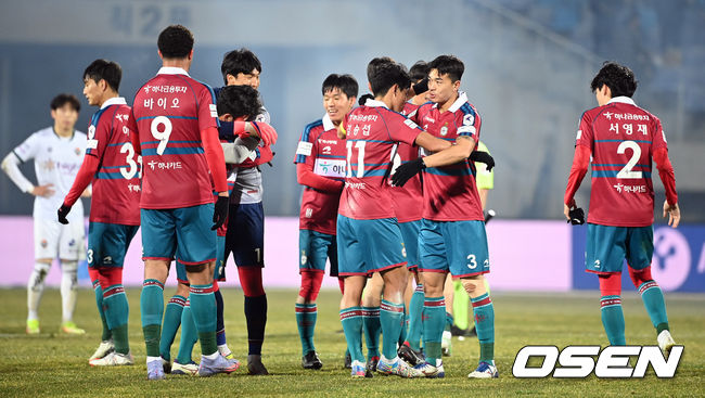 ‘인생’걸고 승격에 도전하는 대전하나시티즌이 1차전 승리를 통해 강력한 의지를 드러냈다.대전하나시티즌은 8일 대전 한밭종합운동장에서 열린 하나원큐 K리그 승강 플레이오프 1차전서 강원 FC에 1-0으로 승리했다. 경기 종료 후 승리를 거둔 대전 선수들이 승리를 기뻐하고 있다. 2021.12.08 /cej@osen.co.kr