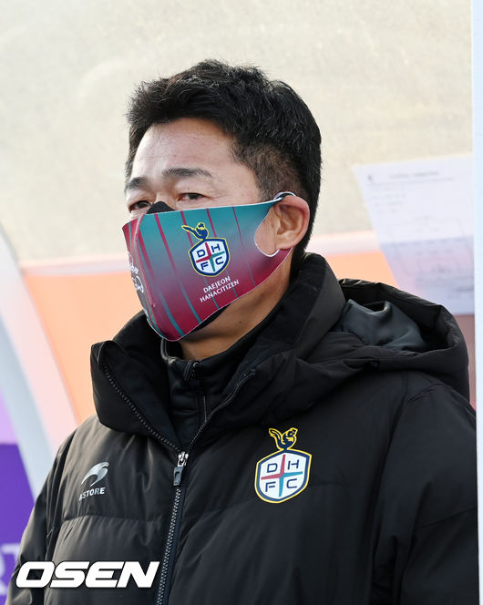 12일 오후 강릉 종합운동장에서 '하나원큐 K리그 2021' 강원FC와 대전하나시티즌의 승강 플레이오프 2차전이 열렸다.경기 전 대전 이민성 감독이 생각에 잠겨 있다. 2021.12.12
