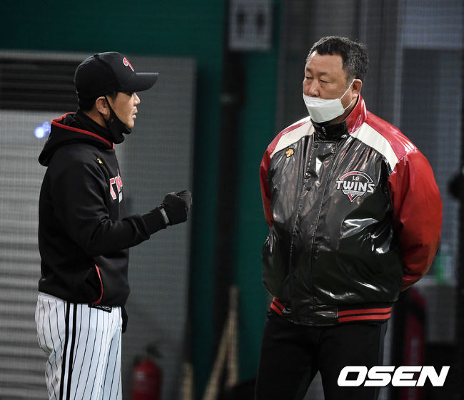 차명석 단장(오른쪽)과 류지현 감독. /OSEN DB