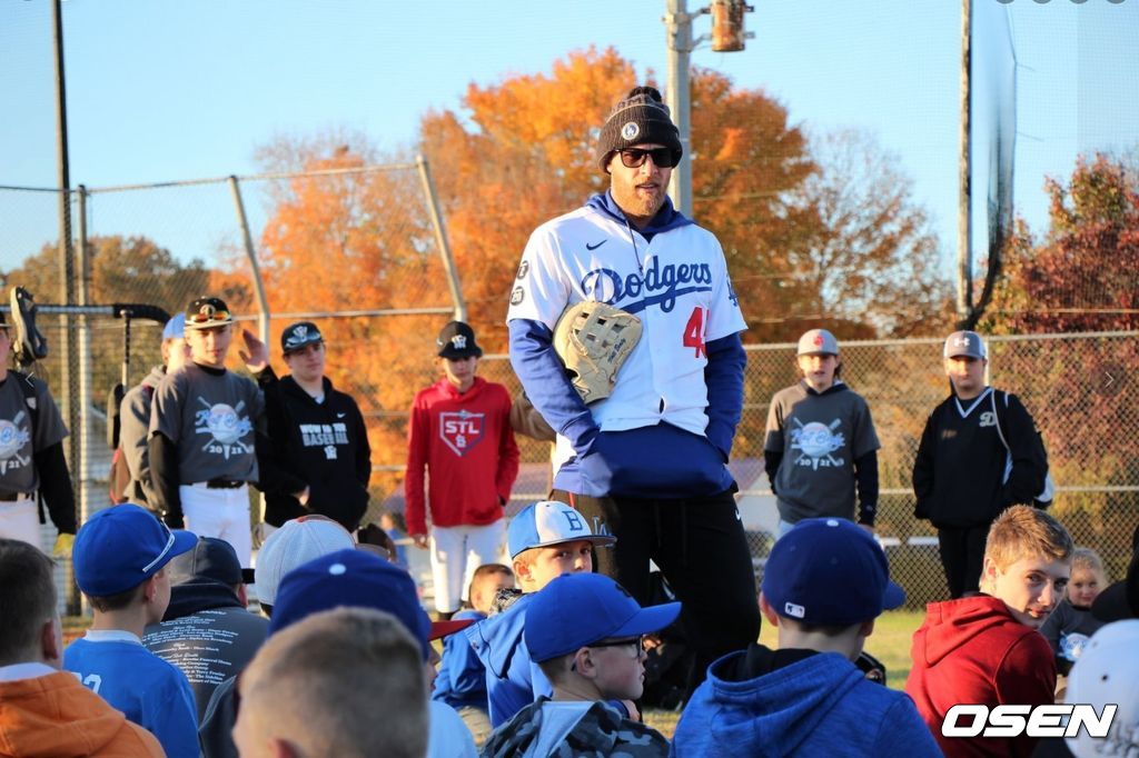 [사진] 자신의 장학재단 기금 마련 행사의 일부로 지난 달 고향인 테네시주 드레스덴에서 열린 유소년 야구 캠프에 참가한 맷 비티 <맷 비티 장학재단 페이스북 캡처>