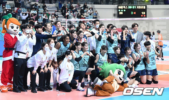 GS칼텍스는 지난 현대건설과 경기에서 일격을 당하며 연승 행진을 4경기로 마감했다. 하지만 이날 기업은행을 잡고 다시 선두 현대건설 추격을 알렸다.경기 종료 후 GS칼텍스 선수들이 기념촬영을 하고 있다. 2021.12.15 /sunday@osen.co.kr