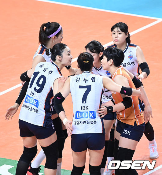 15일 오후 서울 중구 장충체육관에서 ‘도드람 2021~2022 V-리그’ GS칼텍스와 기업은행의 경기가 열렸다.1세트 IBK기업은행 선수들이 득점에 환호하고 있다. 2021.12.15 /sunday@osen.co.kr