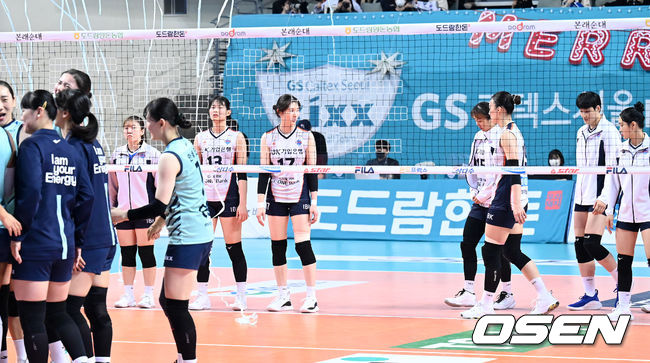 GS칼텍스는 지난 현대건설과 경기에서 일격을 당하며 연승 행진을 4경기로 마감했다. 하지만 이날 기업은행을 잡고 다시 선두 현대건설 추격을 알렸다.경기 종료 후 IBK기업은행 선수들이 패배에 아쉬워하고 있다. 2021.12.15 /sunday@osen.co.kr