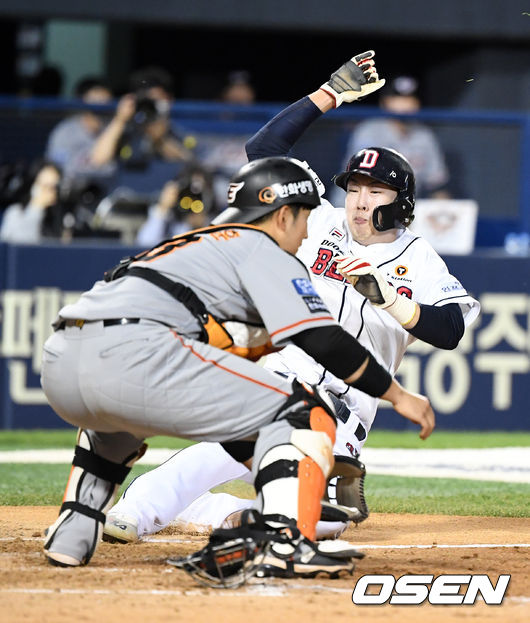 두산 박건우가 페르난데스의 안타 때 홈으로 슬라이딩하고 있다. 2021.05.26 /OSEN DB