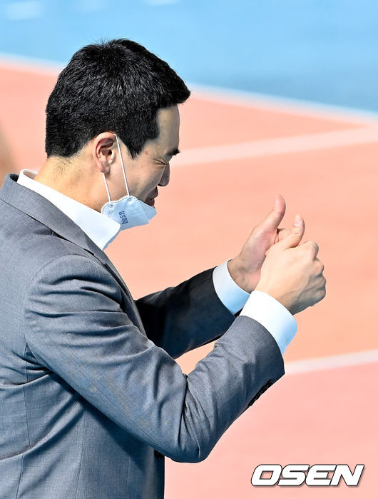 삼성화재 고희진 감독이 선수들을 독려하고 있다. 2021.12.12 /OSEN DB