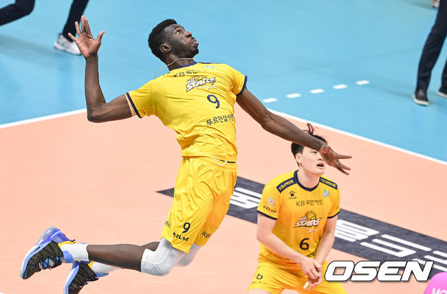 KB손해보험 케이타가 백어택을 날리고 있다  2021.12.07 /OSEN DB