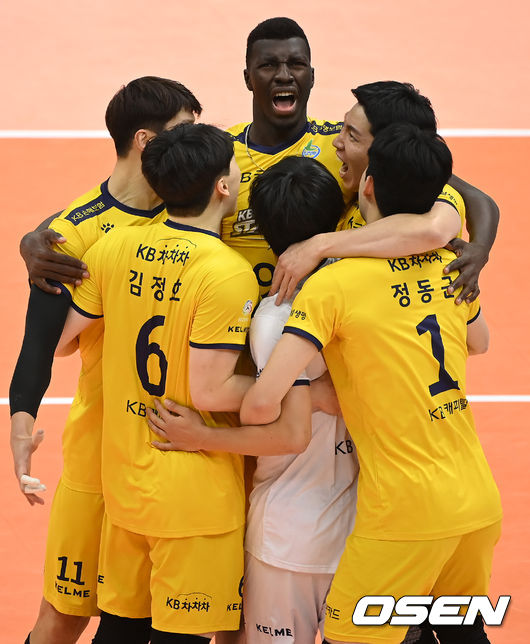 KB 손해보험 선수들이 득점에 기뻐하고 있다. 2021.12.02 /OSEN DB