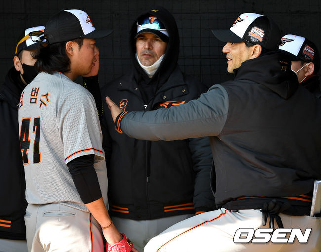 한화 카를로스 수베로 감독과 호세 로사도 투수코치가 불펜피칭을 마친 김범수와 이야기를 하고 있다. 2021.02.04 /OSEN DB