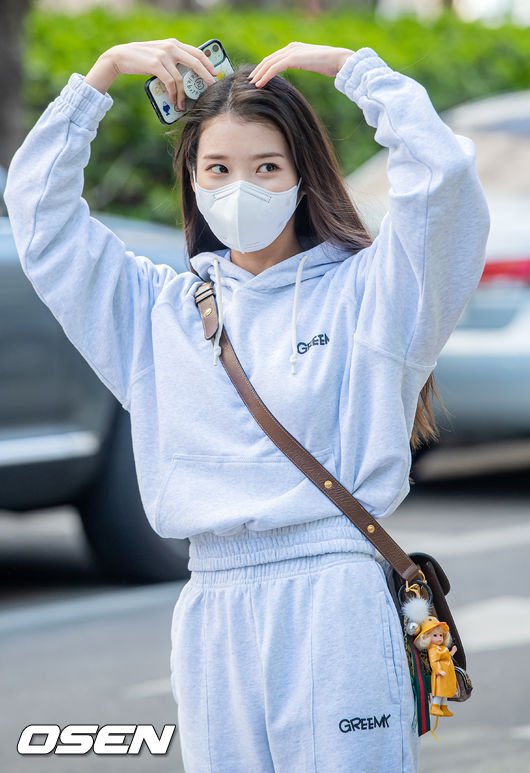가수 겸 배우 아이유(IU, 이지은)이 출근길에서 포즈를 취하고 있다./rumi@osen.co.kr