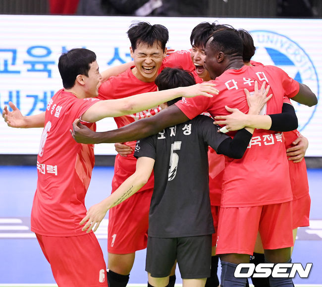 3세트 서브에이스 201개째를 달성한 한국전력 서재덕이 기뻐하고 있다. 2021.12.17 / rumi@osen.co.kr