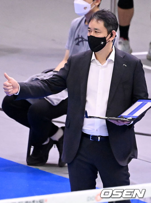 1세트 현대캐피탈 최태웅 감독이 엄지손가락을 치켜들고 있다. 2021.12.17 / rumi@osen.co.kr