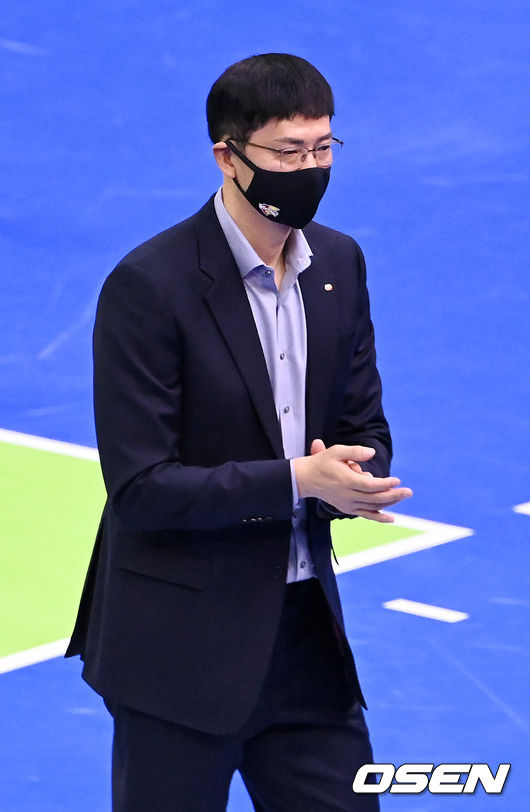 2세트 한국전력 장병철 감독이 박수를 보내고 있다. 2021.12.17 / rumi@osen.co.kr