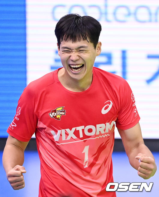 3세트 서브에이스 200개를 달성한 한국전력 서재덕이 기뻐하고 있다. 2021.12.17 / rumi@osen.co.kr