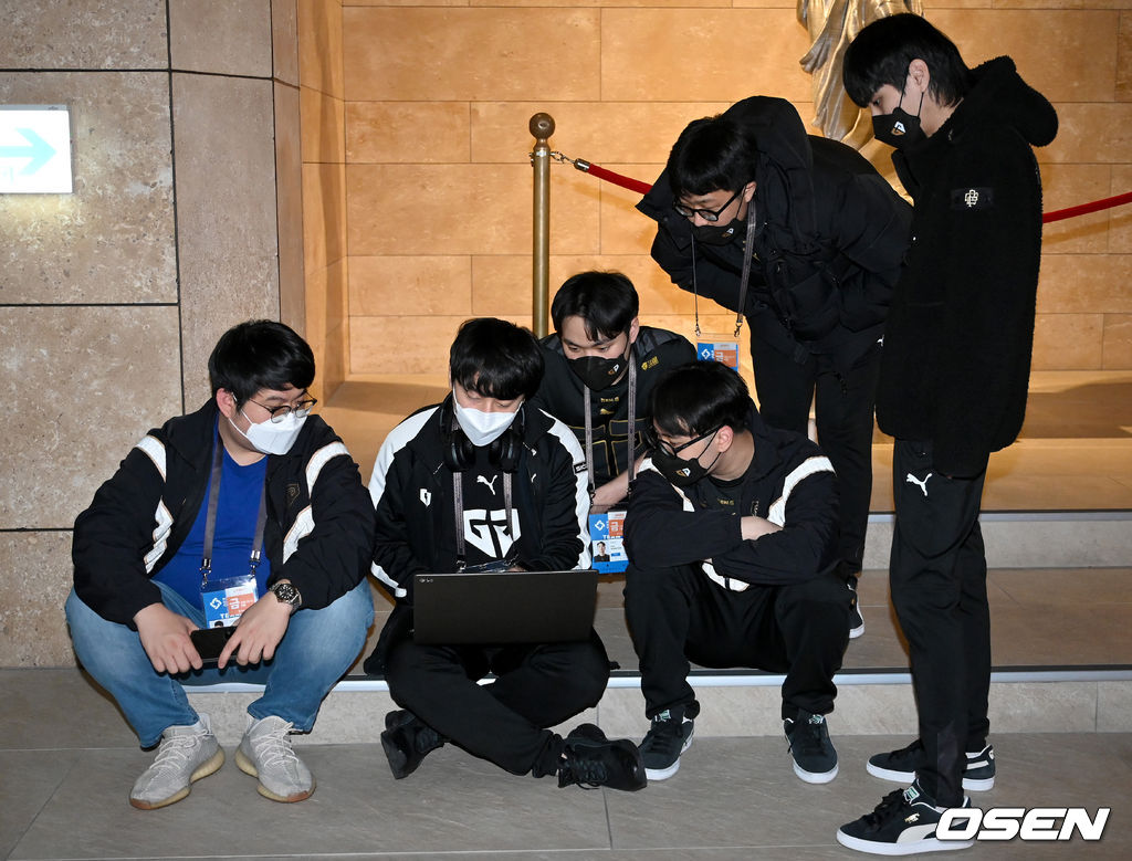 17일 인천 파라다이스 시티에서 배틀그라운드 국제전 PGC(PUBG 글로벌 챔피언십) 그랜드 파이널 1일차 개막전 경기가 열렸다.아시아, 아시아퍼시픽, 유럽, 아메리카 등 전 세계 지역의 16개 팀이 참가. 총상금 200만 달러(한화 약 23억 4000만 원)와 세계 최강팀 타이틀을 걸고 대결을 펼칠 예정이다.2매치 종료 후 팀 젠지 선수들이 작전타임을 갖고 있다. 2021.12.17 /ksl0919@osen.co.kr