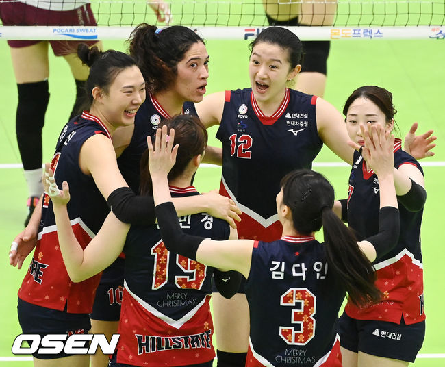 현대건설 선수들이 공격에 성공한 후 기뻐하고 있다. 2021.12.03 /OSEN DB