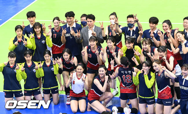 현대건설 선수단이 승리 후 기념 사진을 찍고 있다. 2021.12.03 /OSEN DB