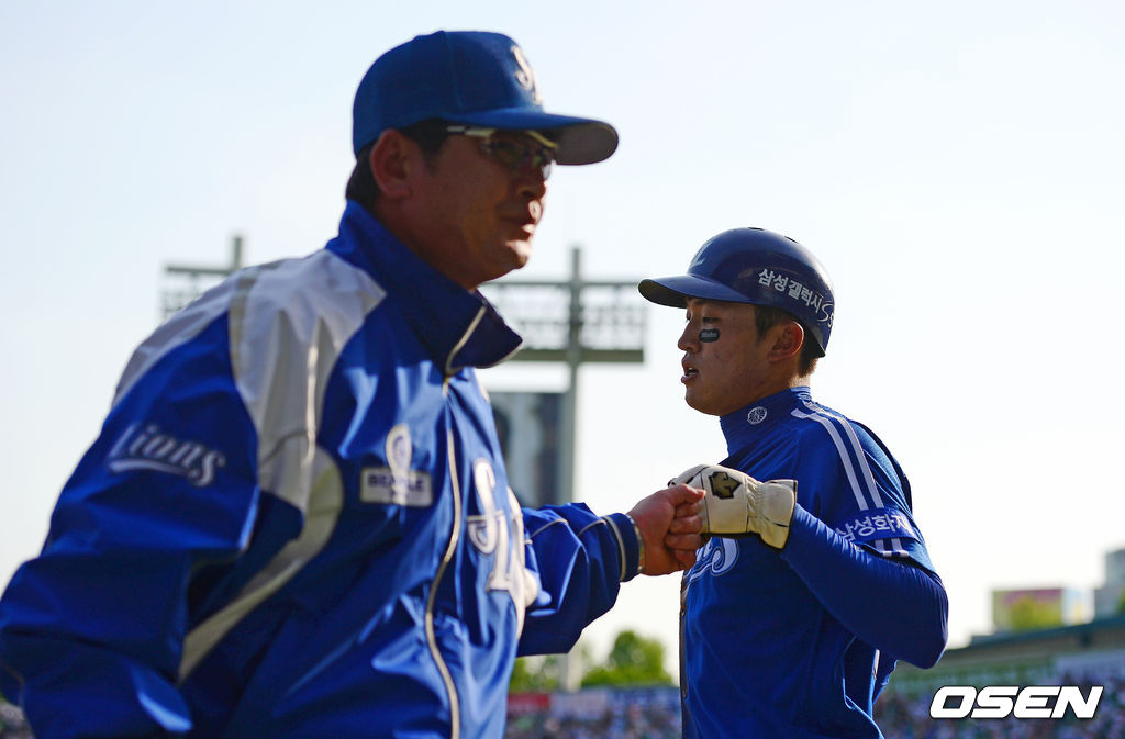 서울 잠실야구장에서 열린 '2014 한국야쿠르트 세븐 프로야구' 두산 베어스와 삼성 라이온즈의 경기, 1회초 1사 3루에서 삼성 박해민이 채태인의 1루땅볼에 선취득점에 성공하며 더그아웃에서 류중일 감독과 하이파이브를 하고 있다. 2014.05.10 /jpnews@osen.co.kr