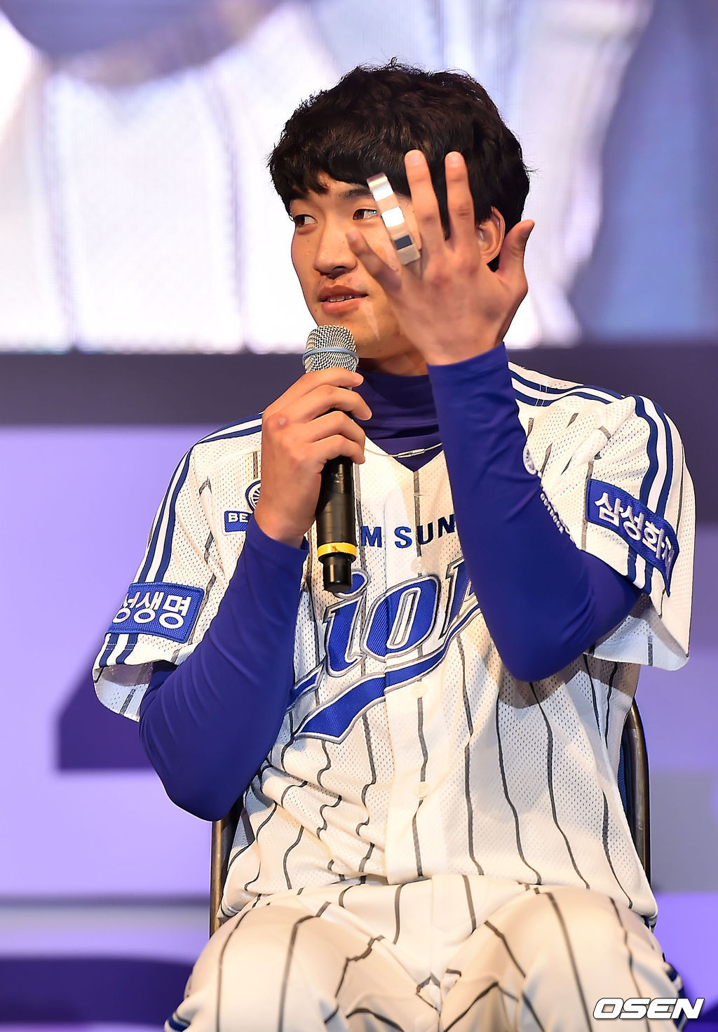 대구실내체육관에서 열린 삼성 라이온즈 '프로야구 최초 통합 4연패 기념 2014 팬 페스티벌' 토크 콘서트에서 한국시리즈서 부상당한 박해민이 자신의 손가락을 보여주고 있다. 2014.11.22 /rumi@osen.co.kr