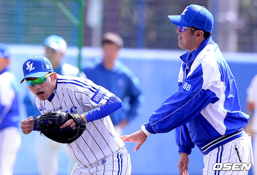 삼성 라이온즈의 스프링캠프 장소인 일본 오키나와 온나손 아카마구장에서 열린 삼성과 한화 이글스의 연습경기에 앞서 삼성 박해민과 카도쿠라 코치가 장난을 치고 있다. 2015.02.25 /jpnews@osen.co.kr