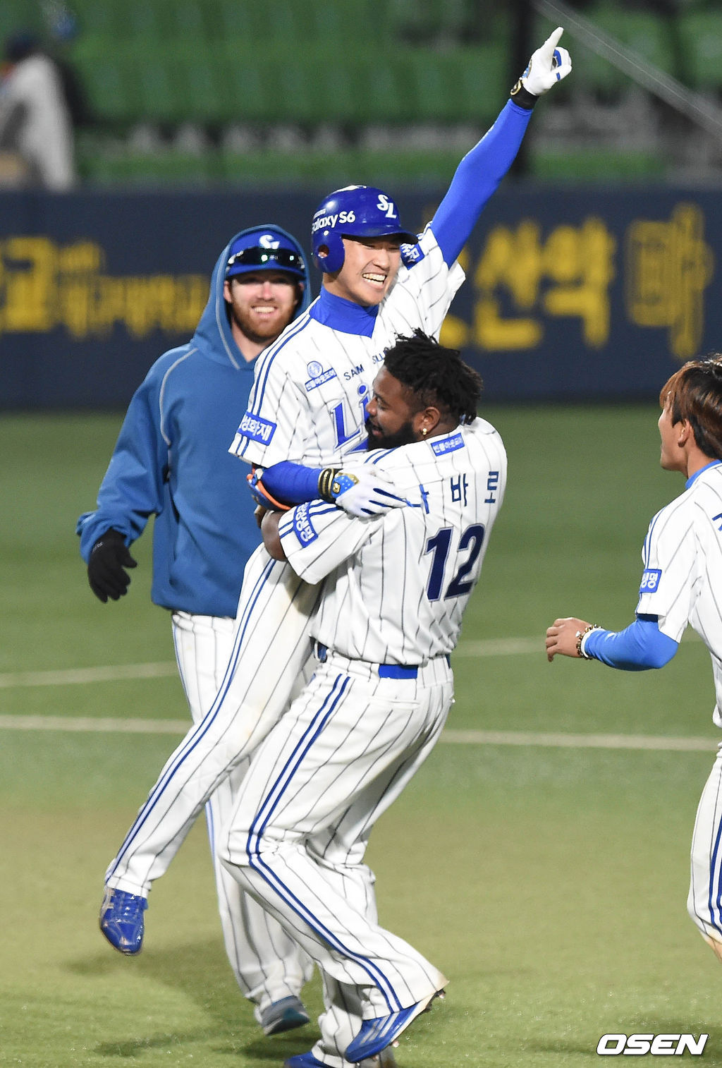 [OSEN DB] 대구시민운동장 야구장에서 열린 '2015 타이어뱅크 KBO 리그' 삼성 라이온즈와 KIA 타이거즈의 경기, 11회말 2사 1,2루 박해민이 끝내기 안타를 치고 기뻐하고 있다. 2015.04.10