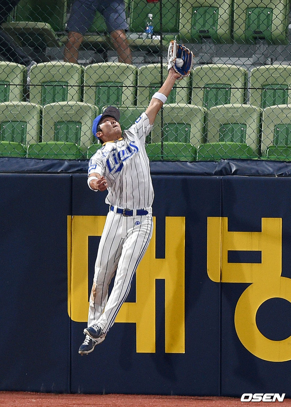 대구 시민운동장야구장에서 '2015 타이어뱅크 KBO 리그' 삼성과 넥센 히어로즈의 경기, 7회초 무사 1루에서 삼성 박해민이 넥센 김민성의 잘맞은 타구를 잡고 있다. 2015.05.26 /sunday@osen.co.kr