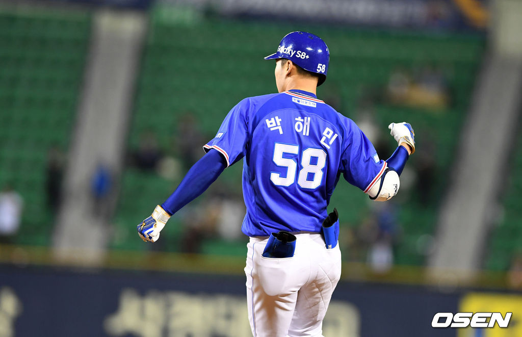 서울 잠실야구장에서 열린 '2017 타이어뱅크 KBO리그' 두산 베어스와 삼성 라이온즈의 경기, 8회초 2사 1,3루에서 삼성 박해민이 동점 1타점 좌전 적시타를 날리고 기뻐하고 있다. 2017.04.19 /jpnews@osen.co.kr