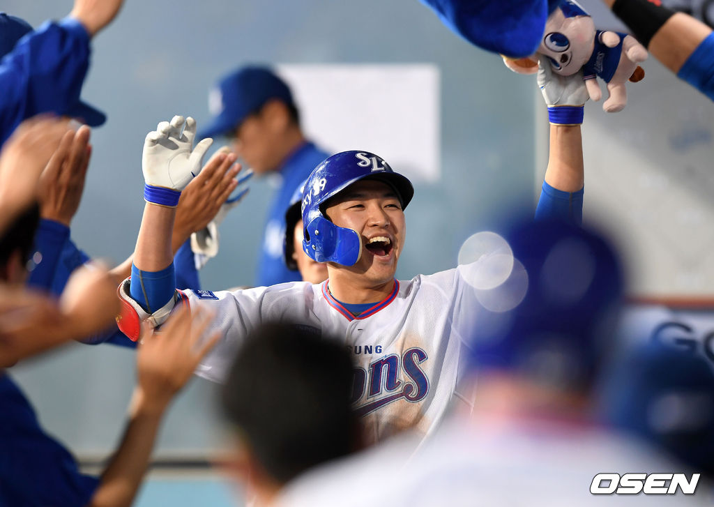 대구 삼성라이온즈파크에서 열린 ‘2018 신한은행 MY CAR KBO리그’ 삼성과 롯데의 경기, 5회말 무사 2루에서 삼성 박해민이 우중월 투런홈런을 치고 더그아웃에서 동료들의 축하를 받고 있다. 2018.05.24 /sunday@osen.co.kr