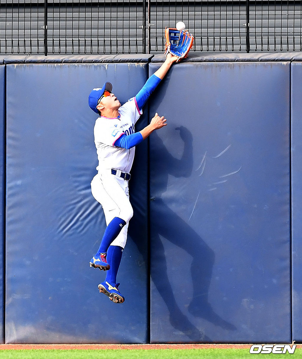 대구삼성라이온즈파크에서 열린 '2018 신한은행 MY CAR KBO리그' 삼성 라이온즈와 LG 트윈스의 경기, 3회초 무사 선두타자로 나선 LG 유강남의 플라이 타구를 삼성 중견수 박해민이 몸을 날려 잡아내고 있다. 2018.06.09 /dreamer@osen.co.kr